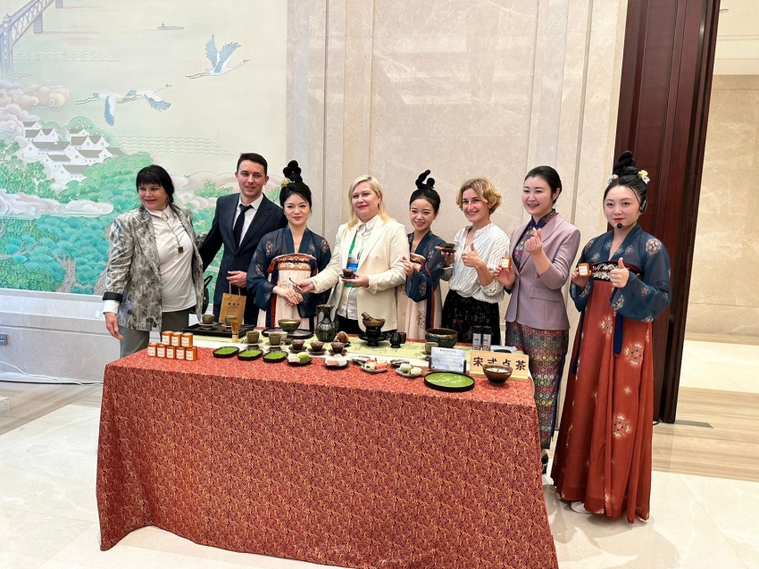 Чайную церемонию провели в Китае для представителей стран, вошедших в проект «Великий чайный путь» 